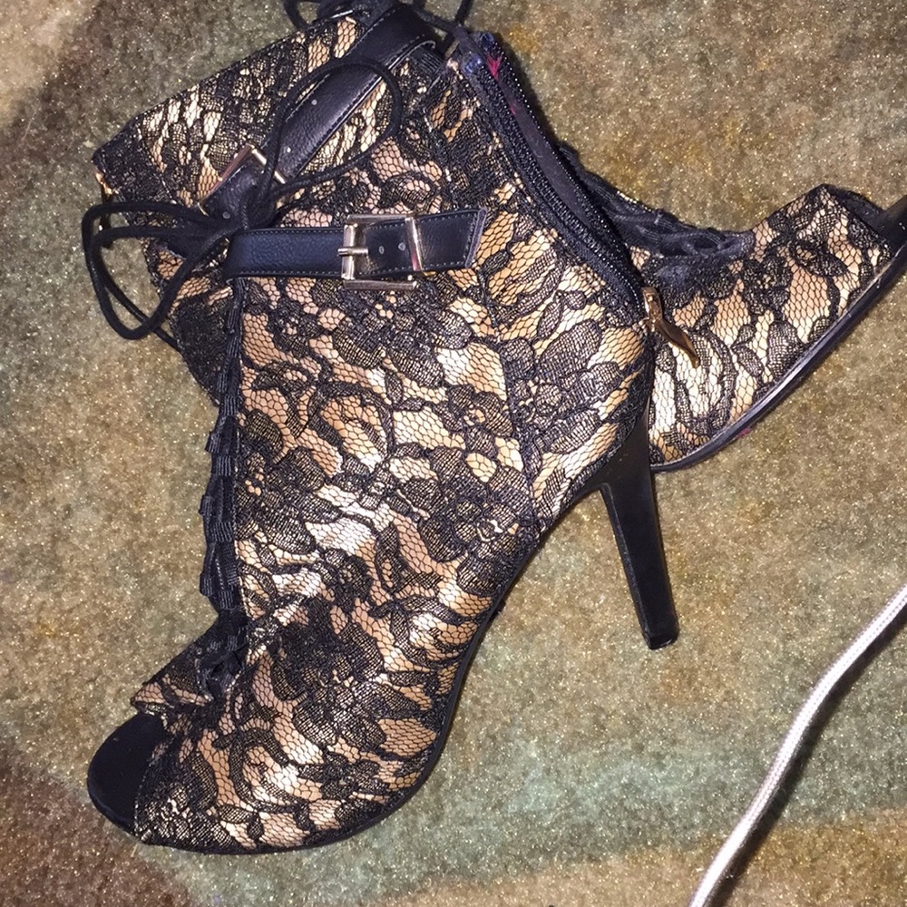 Laced booties with pump